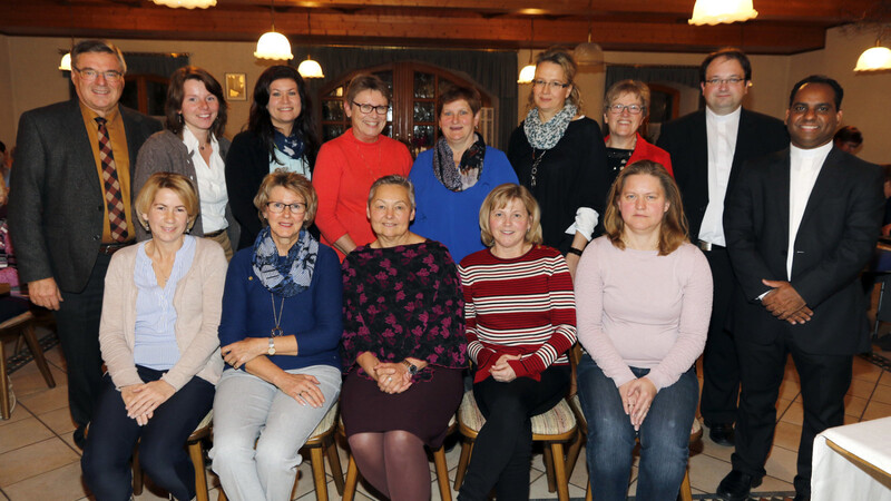 Die Frauen der neugewählten Vorstandschaft Birgit Pellkofer, Annemarie Strigl, Rita Schmaderer, Lisa Salzberger und Christina Eiblmeier, Diana Königer, Melanie Knab, Sophie Zemann, Inge Menacher und Judith Schäfer mit Bürgermeister Josef Hofpensperger, Bezirksvorsitzender Johanna Preu, Pfarrer Jürgen Eckl und Pater Anish.