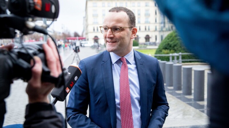 Jens Spahn will die Unterzeichnung des UN-Migrationspaktes durch die Bundesregierung verschieben.