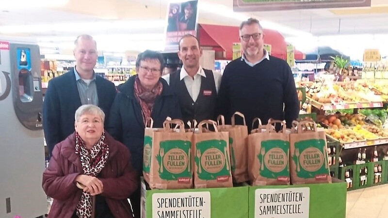 Erfreut über die Spendenbereitschaft auch beim Nahkauf sind: (v.l.) Bruni Irber, zweiter Bürgermeister Thomas Etschmann, Emmi Wetzler, Uwe Götz und spendenbereiter Kunde Dieter Duske.