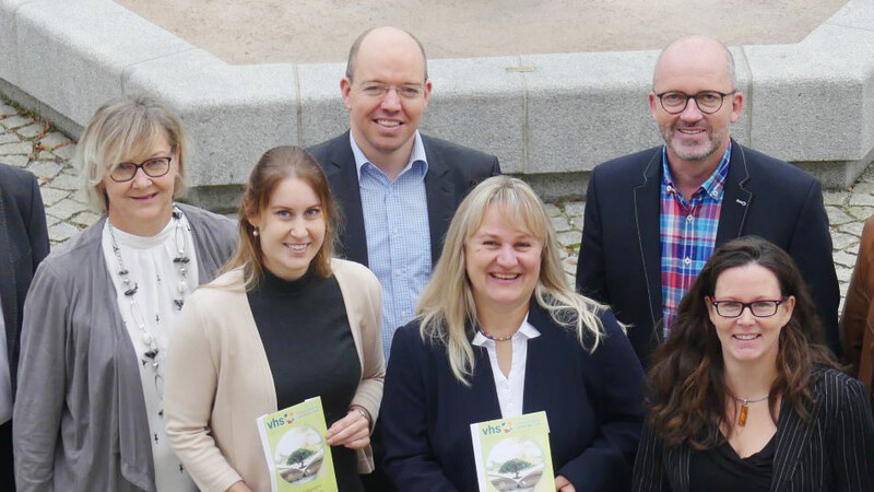 Helmut Maier (Markt Altdorf), Elisabeth Weidner (Markt Altdorf), Carina Schmid (Markt Ergolding), Andreas Horsche (VG Furth), Birgit Scholz (VG Furth), Andreas Strauß (Markt Ergolding), Simone Turba (VG Furth), Dieter Neubauer (Markt Essenbach), Irene Blumhagen (Markt Essenbach) freuen sich über den Start der VHS Landshut Land.