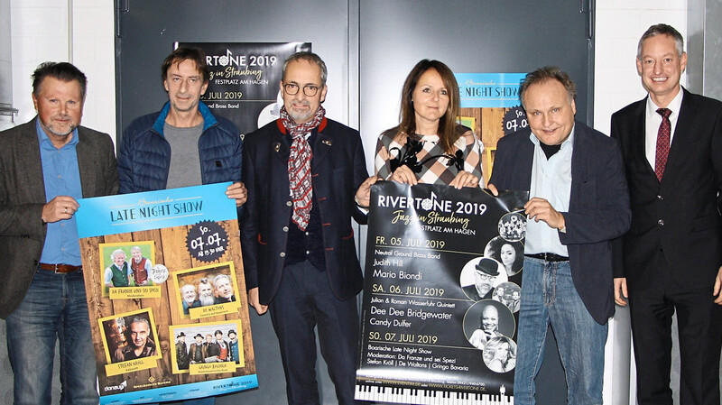 Stellten bei einer Pressekonferenz das Programm für das Rivertone-Festival 2019 vor (von links): Thomas Eckl von DonauTV, Fred Dick vom Raven, Peter Markgraf von der Werbegemeinschaft, Festival-Leitung Karin Vuskovic, Verleger Prof. Dr. Martin Balle mit Oberbürgermeister Markus Pannermayr.