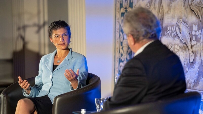 Sahra Wagenknecht (Linke) mit Christian Ude (SPD) in München. Ihr Mann Oskar Lafontaine hat sie begleitet.