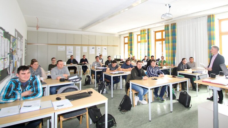 Das dritte Semester der Landwirtschaftsschule mit Schulleiter Josef Groß (rechts) gibt Einblick in die Inhalte der landwirtschaftlichen Ausbildung bis hin zum Landwirtschaftsmeister.