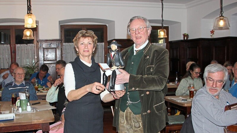 Postwirtin Maria Huber nahm die Figur des einstigen Marschalls von Günter Salzberger entgegen. Das Hotel "Zur Post" ist übrigens das Geburtshaus seiner Schwiegermutter Katharina Schmidt.