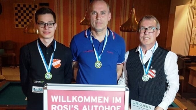 Die drei Erstplatzierten der "Bayerischen": Dritter Marcel Back (ATSV Erlangen), Titelträger Christian Bichler (BC Landau) und der Vize Michael Neuhäuser (BC Landau).