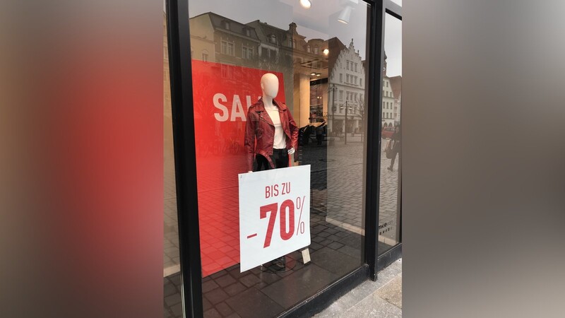 Sale in der Innenstadt: Bis zu 70 Prozent, big und sexy, ein Paar Schuhe gibt es auch noch gratis dazu und ...