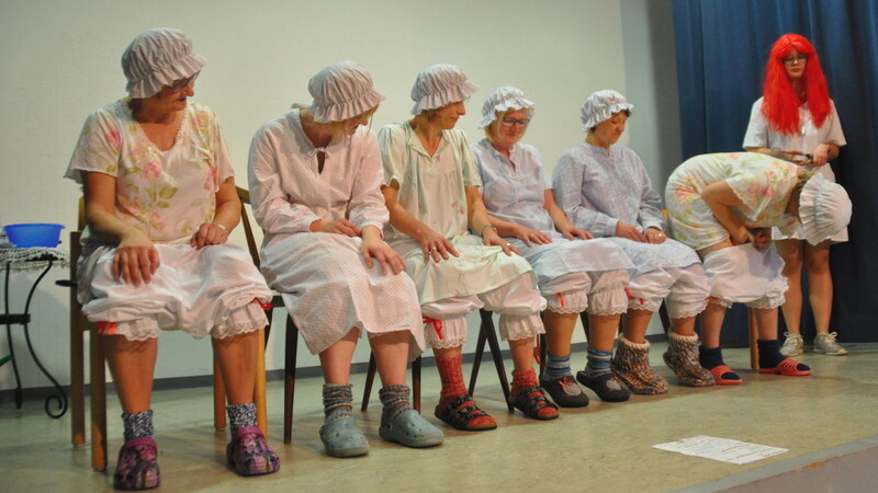 Nur einen einzigen Waschlappen gab es für sechs alte Damen bei den "Sparmaßnahmen im Altersheim" mit (v. li.): Birgitt Helfrich, Barbara Habereder, Stefanie Hecht, Renate Breit, Ulrike Saller, Elfriede Schmalhofer und Julia Halser.