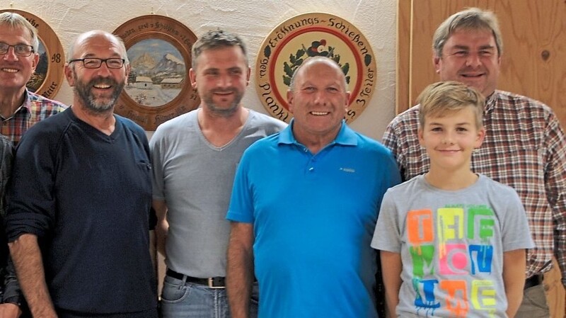 Schützenmeister Helmut Hilmer (l.) gratuliert den Gewinnern des traditionellen Kartenschießens.