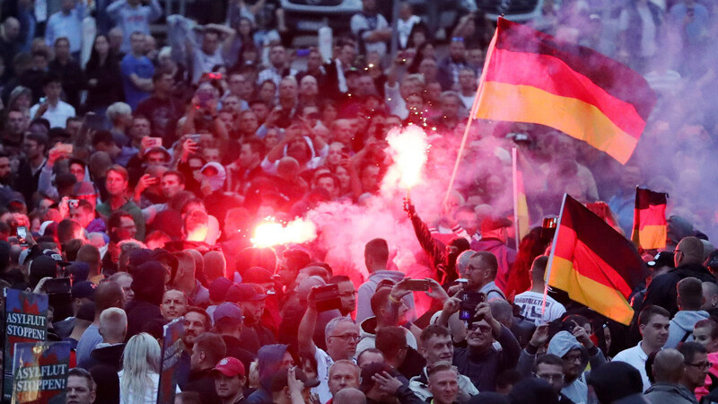 Gefährlich: Pyrotechnik bei Demonstrationen oder Fußballspielen. (Archivbild)