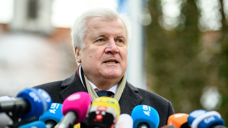 Bundesinnenminister und Noch-CSU-Chef Horst Seehofer will einen Gesetzesvorschlag für schnellere Abschiebungen abgelehnter Asylbewerber bereits in diesem Monat vorlegen.