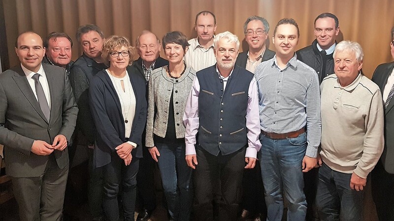 Ein Teil der Gewählten mit Bundestagsabgeordnetem Florian Oßner und Bürgermeister Dieter Neubauer.