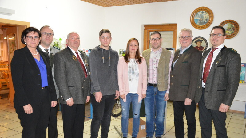 Gemeindekönige: Landtagsabgeordnete Dr. Petra Loibl (v.l.), Schützenmeister Christian Obermeier, 2. Gauschützenmeister Herbert Glaushauser, die Gemeindekönige Alexander Müller, Simone Altenbuchner und Klaus Aigner, Bürgermeister Max Schadenfroh und 2. Schützenmeister Karl Andreaus.