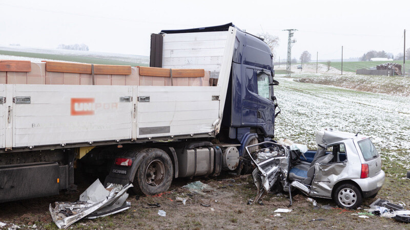 Ein tragischer Verkehrsunfall auf der B301 kostete einer Autofahrerin das Leben.