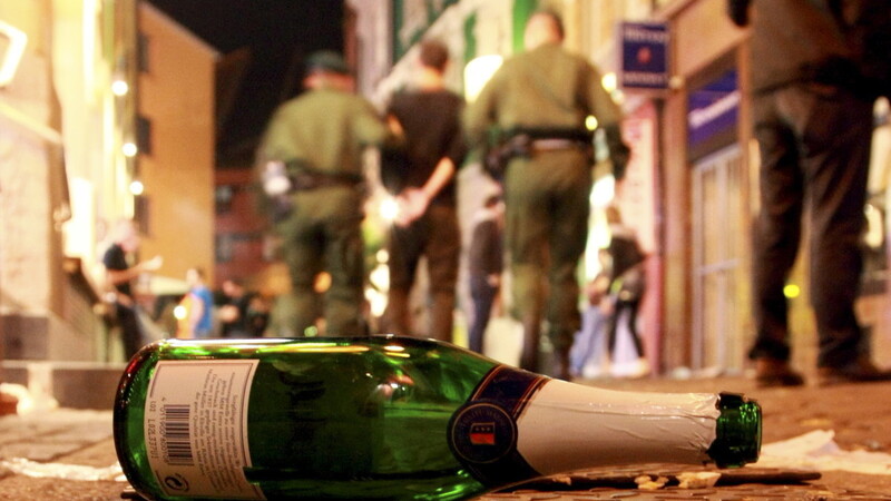 Vor einer Kneipe in Regensburg kam es zu einer Auseinandersetzung. Dabei schlug einer dem anderen eine Bierflasche auf den Kopf (Symbolbild).