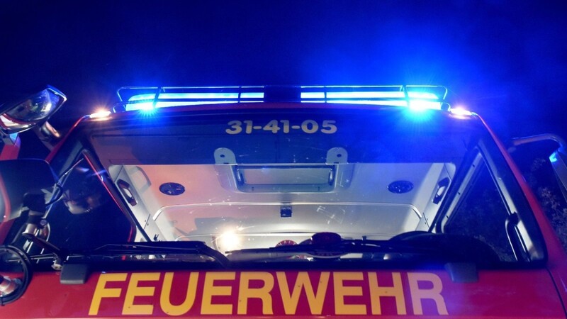 Zwischen November und Dezember 2018 kam es im Raum Plattling zu mehreren Bränden, die offenbar vorsätzlich gelegt wurden. Nun hat die Polizei zwei Tatverdächtige festgenommen. (Symbolbild)