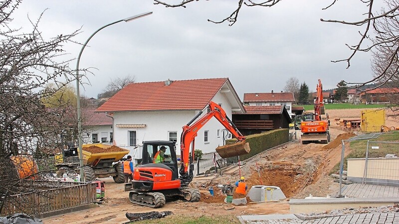 Mit Beginn des Frühjahrs schießen nicht nur die ersten Blumen aus dem Boden, auch Baustellen gehören wieder zum Stadtbild. In der Westsiedlung wird seit rund zwei Wochen die Querspange zwischen Kreisstraße und dem Anwesen 23 erneuert.