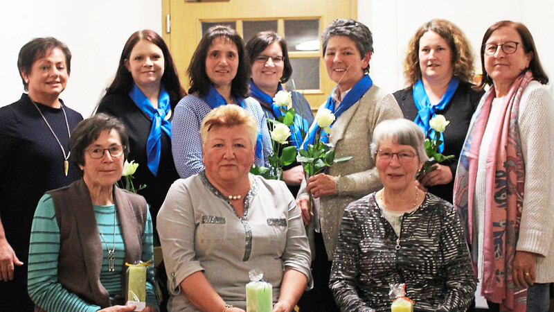 Geehrt für 30 Jahre Mitgliedschaft wurden Resi Faltermeier, Monika Wittmann und Elfriede Faltermeier (sitzend). Mit auf dem Foto sind auch Vorsitzende Sabine Kermer-Prelicz (l.) und stellvertretende Vorsitzende Monika Angermeier-Zebisch (r). sowie die neu aufgenommenen Mitglieder.