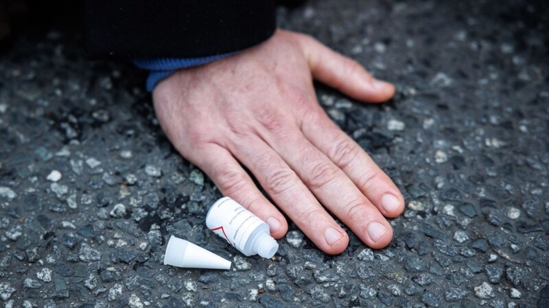 Immer wieder kleben sich Klimaaktivisten in Bayern auf die Straße. Das kann teure Konsequenzen nach sich ziehen. (Archivbild)