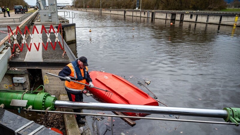 Das gesunkene Schiff wurde zuvor im Regensburger Hafen mit über 100 Tonnen Eisenerz beladen.