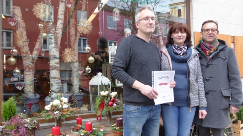 Das schönste Weihnachtsfenster in Viechtach hat Blumen Eisele.