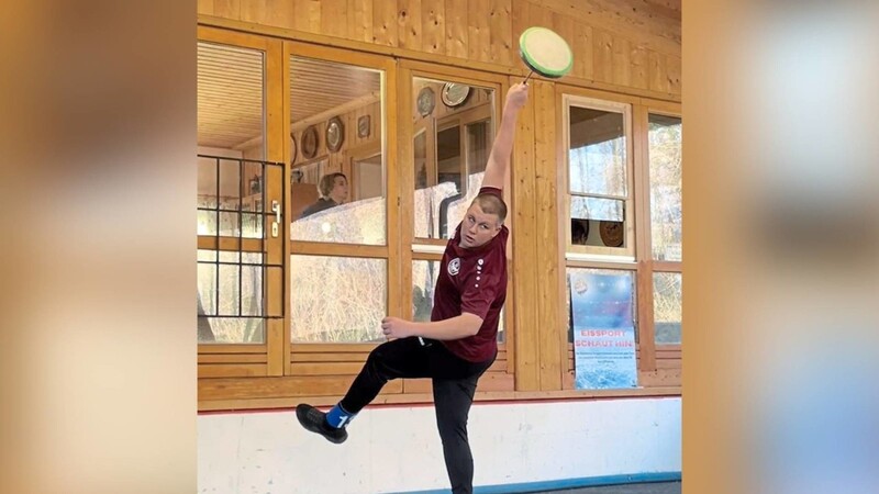 Max Schedlbauer beim Eisstockschießen. 2022 hat er mit dem Weitschießen angefangen und beim ersten Mal gleich über 40 Meter weit