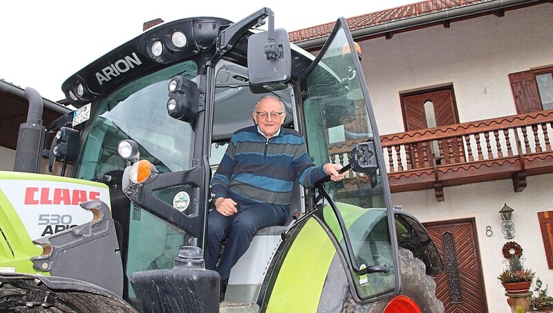 Von 2002 bis 2014 war Josef Brunner Bürgermeister von Landau. Bereits während dieser Zeit hat er den Hof in Oberframmering an den Sohn übergeben. Nach wie vor übernimmt der Altbürgermeister aber auch gerne landwirtschaftliche Arbeiten und ist mit dem Bulldog unterwegs. 