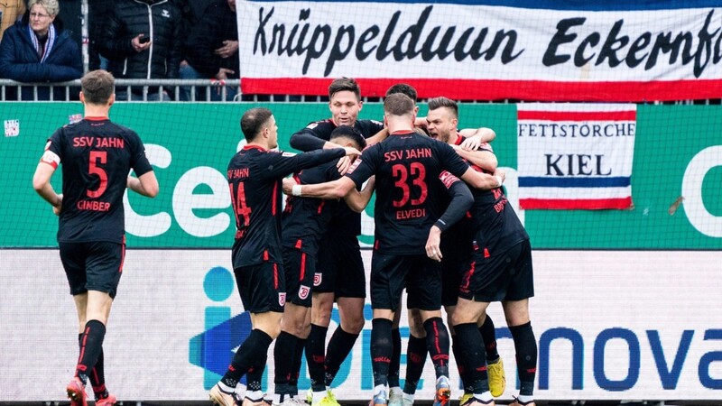 Großer Jubel bei der Jahnelf: Die Regensburger besiegen Holstein Kiel und klettern auf den Relegationsplatz.