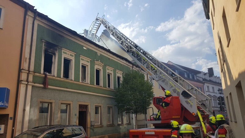 Die Feuerwehr Roding wurde als zweite Drehleiter nach Cham gerufen.