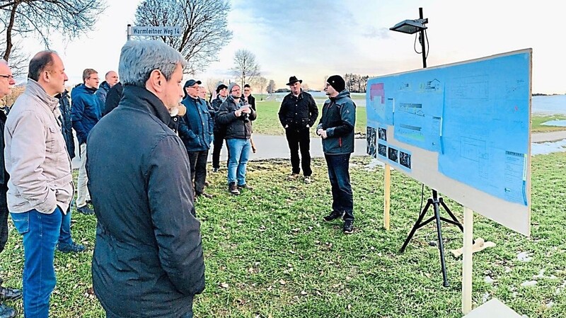 Hier am Warmleitner Weg in Ränkam soll das Krematorium entstehen. Der Bauausschuss besichtigte am Mittwochabend den Standort und ließ sich den Plan erklären.