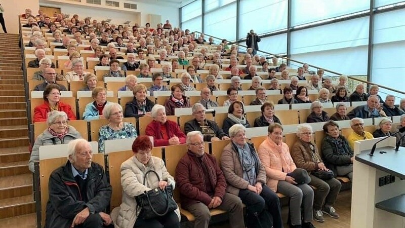 Die Teilnehmer der Stadtrundfahrt im großen Hörsaal der THD. Interessiert lauschten sie dort den Infos von Hochschul-Präsident Professor Dr. Peter Sperber.