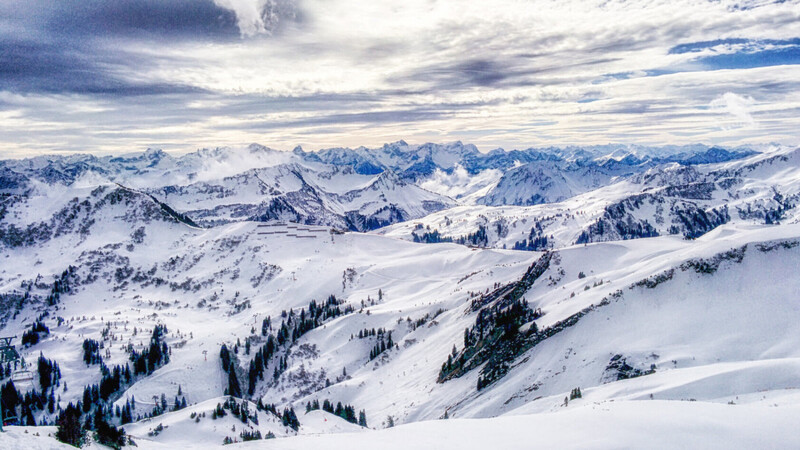 In den österreichischen Alpen hat einen Lawine mehrere Sportler mitgerissen. (Symbolbild)