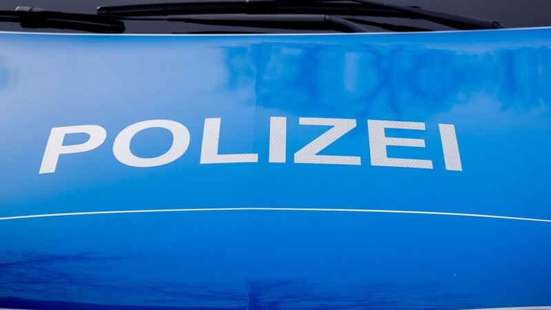 Der Mann musste gefesselt werden, bis er sich beruhigte, teilte die Polizei mit. (Symbolbild)