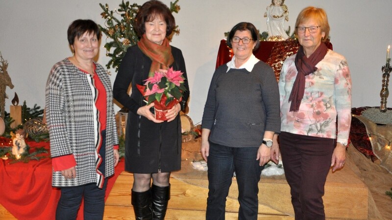 Franziska Irl und Frieda Gruber bei der Ehrung mit Agnes Dachs und der Vorsitzenden Margot Sirtl (außen).