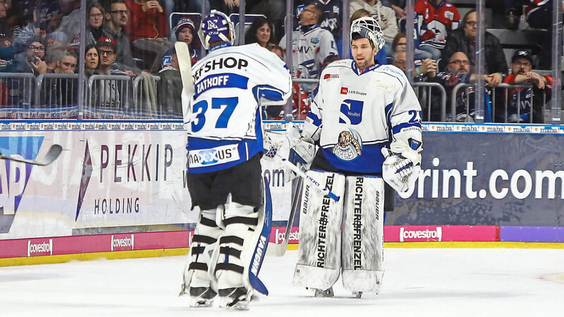 Rein, raus, wieder rein: Straubings Back-up Sebastian Vogl (r.) macht nach drei schnellen Gegentreffern im ersten Drittel gegen Mannheim Platz für Jeff Zatkoff. Im zweiten Drittel steht dann allerdings wieder Vogl bei den Tigers im Tor - und macht seine Sache gut.