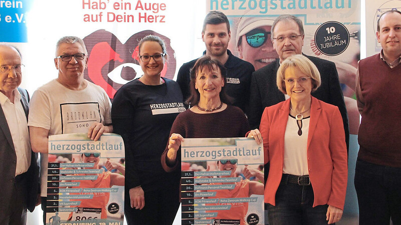 Haben den fünften Walking-Cup des Herzogstadtlaufes vorgestellt (v. l.): Geschäftsführer des Rehazentrums Dr. Martin Huber, Alois Grasl vom Vital-Sportverein, Sportwissenschaftlerin Carolin Netz, Physio- und Ergotherapeut Michael Steiger, Elke Mehr, ehrenamtliche Beauftragte der Deutschen Herzstiftung, Geschäftsführer des Rehazentrums Johann Ertl, Kardiologin Dr. Regine Langer-Huber und Stadtmarketingleiter Matthias Reisinger.