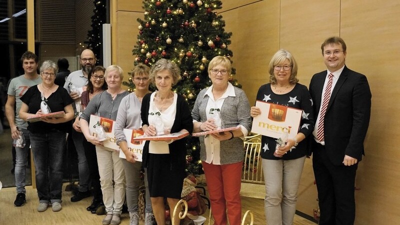 Mit einem süßen Präsent wurde den freiwilligen Helfern an der Seniorenweihnachtsfeier für ihre Mithilfe gedankt.