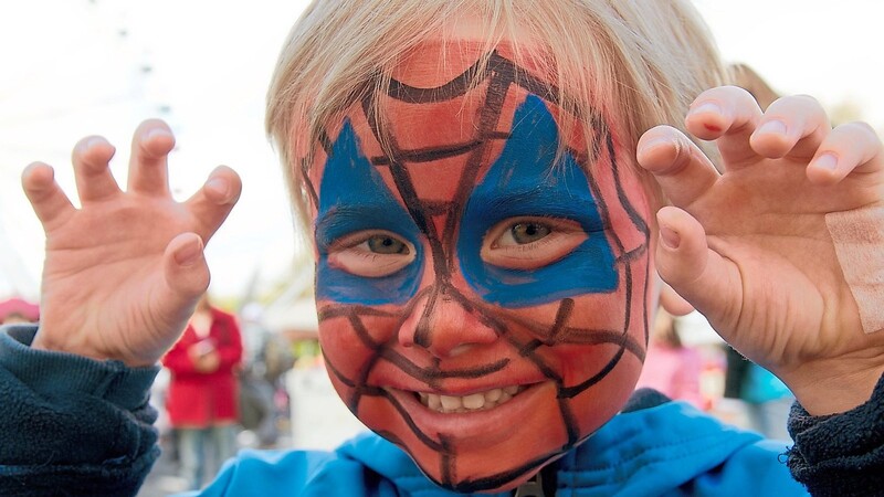 Wndlich kann wieder ein Fest für Kinder stattfinden. Natürlich können sich die Buben und Mädchen auch farbenfroh bemalen lassen.