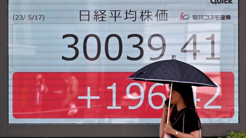 Der Nikkei-225-Index steigt und steigt.