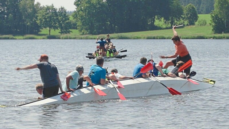 Vertretern von Kirche und Politik blieb als letzte Rettung nur der Sprung ins kalte Wasser.