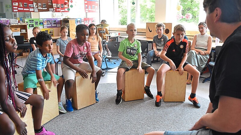 Auf dem Cajon sitzend - einer dumpf klingenden Kistentrommel - kann man bestens den Rhythmus vorgeben.