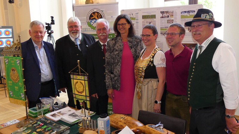 Die OSB-Delegation mit Bundesschützenkönigin Carina Fuchs und der dritte Gauschützenmeister Sebastian Fleischmann mit Landtagspräsidentin Ilse Aigner in ihrer Mitte.