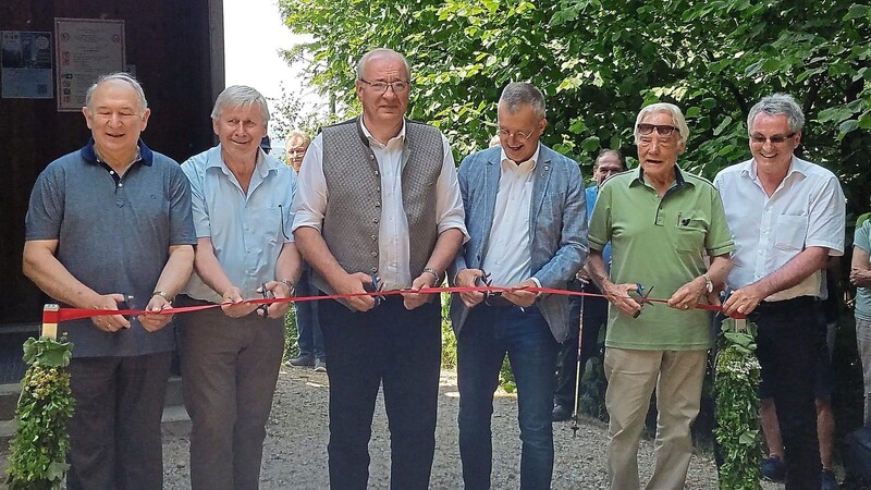 Mit dem Durchschneiden eines Bandes wurde der Turm symbolisch freigegeben: Johann Müller, Helmut Heumann, Franz Löffler, Markus Ackermann, Josef Brückl und Ludwig Prögler (von links).