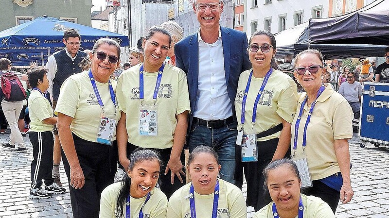 Trainerin Christina de Rivas (stehend, links) und ihr Betreuerteam haben ihre Sportlerinnen gut vorbereitet. Vier Medaillen, bei den Special Olympics wird teils bis Platz 7 ausgezeichnet, holte man bei Rhythmischer Sportgymnastik Allround. Sara Henriquez hat das erste Gold geholt (unten Mitte), die Silbermedaille ging an Johanna Amaya (unten links), eine Bronzemedaille ging an Monica Rivas (stehend, 2.v.l.) und einen vierten Platz sicherte sich Maria Jose Calles (unten rechts).  Foto: