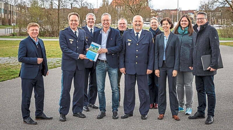 Zogen eine positive Sicherheits-Bilanz für das Stadtgebiet (v.l.): Paul Mader, Manfred Jahn, Josef Eckl, Oberbürgermeister Markus Pannermayr, Alfons Bielmaier, Manfred Gigler, Dr. Rosa Strohmeier, Annette Haberl, Carolin Ippisch und Johannes Burgmayer.