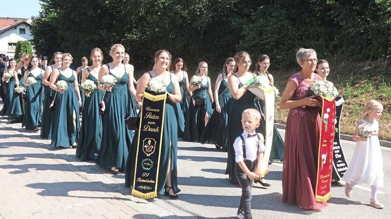 Festmutter Elisabeth Hauer zusammen mit den Begleitkindern und den Festdamen beim Kirchenzug zum Festgottesdienst.