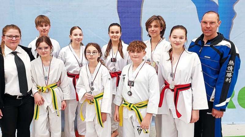 Unser Bild zeigt (hinten v.l.) Elias Kemmetter, Sarah Schuster, Susanne Forstner, Amelie Ballhausen und Abteilungsleiter und Trainer Michael Plenagl; vorne v.l. Kampfrichterin Kim Todtenbier, Rebekka Ostermeier, Valentina Ventir, Sebastian Schenk und Katharina Höfler.