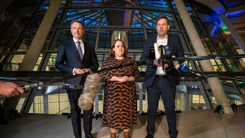 Die Parteichefs der Koalitionsparteien, Lars Klingbeil (SPD, r-l), Ricarda Lang (Grüne) und Christian Lindner (FDP) sprechen im Bundestag nach dem Koalitionsausschuss.