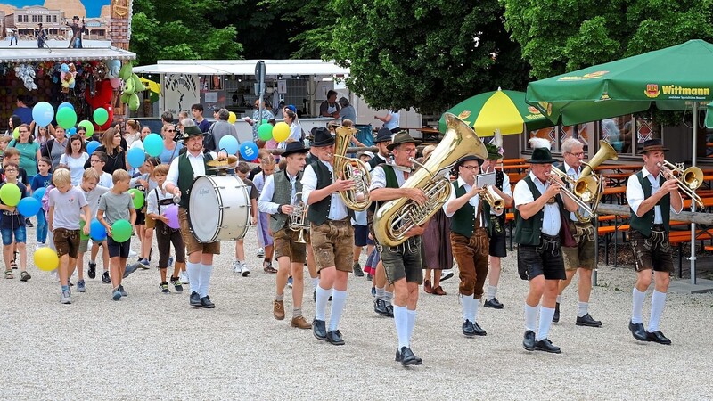 Mit Musik zogen die Kinder auf den Festplatz.