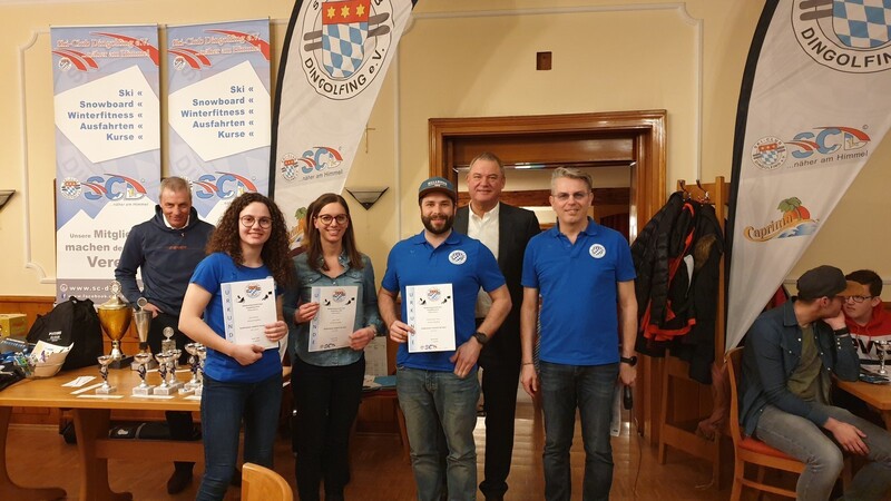 Die Stadtmeister 2019 mit Bürgermeister Josef Pellkofer und Ski-Club-Vorstand Stefan Kiebler (rechts) sowie Rennleiterin Elvira Huber (links).