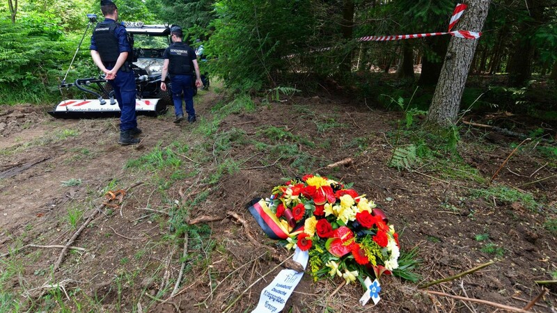 Polizeibeamte gehen im westfranzösischen Meymac an dem Ort vorbei, an dem die Überreste von 47 deutschen Soldaten und einer Französin, die der Kollaboration beschuldigt wurde und im Juni 1944 von der örtlichen Résistance hingerichtet wurde, vermutet werden.